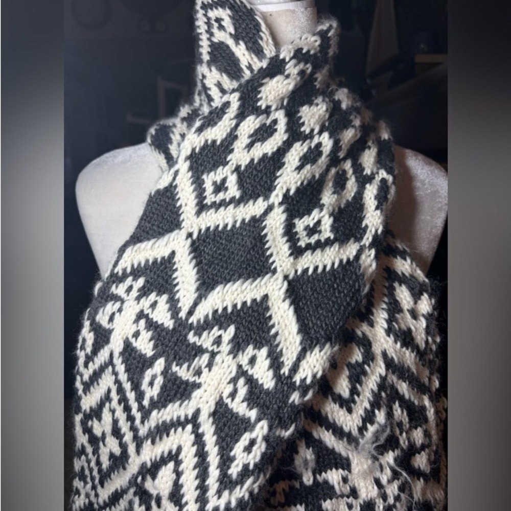 Nordic or Fair Isle Dark Gray and White Geometric Patterned Knit Scarf | NEW | - Picture 4 of 4